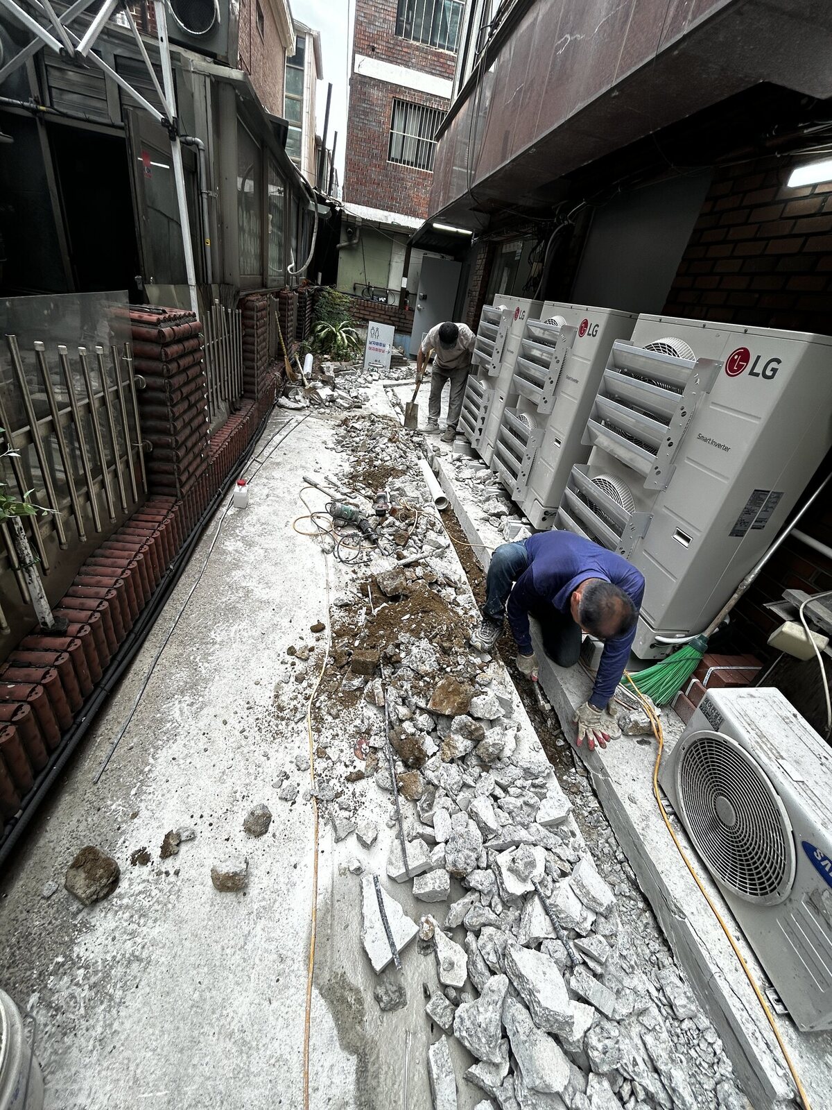 송원찜갈비 본점 인테리어 시공 과정 화장실 배관도 새롭게.