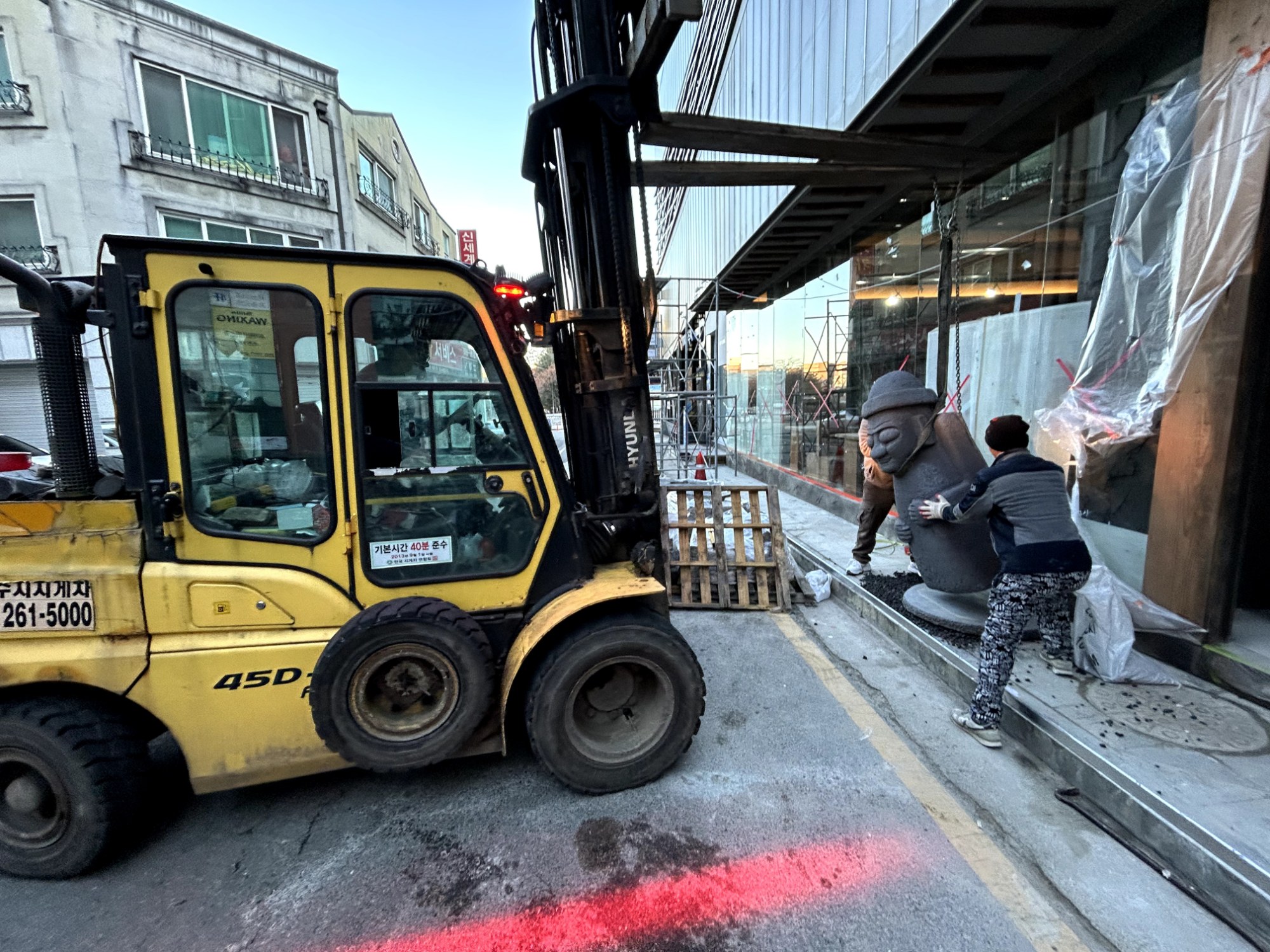 돈멜 보정점 인테리어 시공 과정 사람 힘으로는 안 돼요.